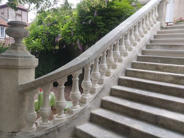 Escalier main courante en pierre de Garchy restauration Carrières Sauvanet